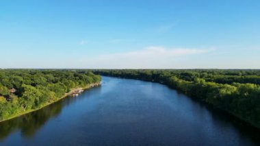 Mississippi nehri manzarası mavi gökyüzü ve beyaz bulutlar