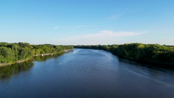 Het Uitzicht Mississippi Rivier Panorama Met Blauwe Lucht Witte Wolken — Stockvideo