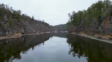 Eyalet Parkı 'ndaki St. Croix Nehri Taylors Şelalesi' nde bir kış sabahı