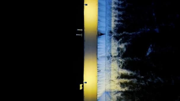 Diga Idroelettrica Con Illuminazione Accesa Ripresa Aerea Notturna Lunga Esposizione — Video Stock