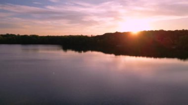 berrak göl üzerinde çarpıcı pembe gün doğumu.