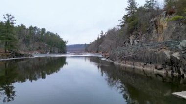 Eyalet Parkı 'ndaki St. Croix Nehri. Taylors Falls, Minnesota ABD' de bir kış sabahı..