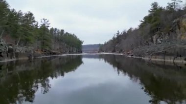Eyalet Parkı 'ndaki St. Croix Nehri. Taylors Falls, Minnesota ABD' de bir kış sabahı..