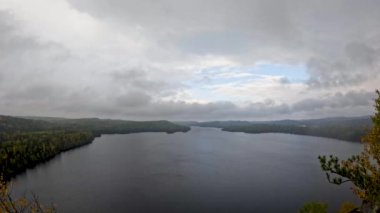 Eyalet Parkı 'ndaki St. Croix Nehri. Taylors Falls, Minnesota ABD' de bir kış sabahı..