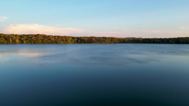 Impressionante Vista Manhã Lago Água Calma Com Reflexo Floresta Outono — Vídeo de Stock
