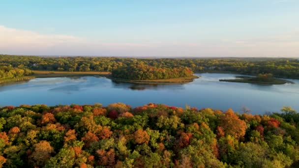 Oszałamiający Widok Rano Spokojnego Jeziora Wody Odbiciem Kolorowego Jesiennego Lasu — Wideo stockowe