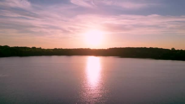 Εκπληκτική Ροζ Ανατολή Πάνω Από Την Καθαρή Λίμνη — Αρχείο Βίντεο
