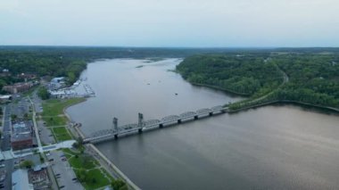 Stillwater Minnesota 'daki köprüde hava durumu.