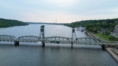Stillwater Minnesota 'daki köprüde hava durumu.