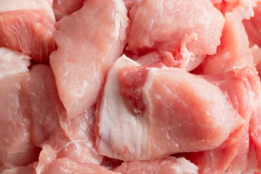 Yakın çekim, Çiğ Domuz etinin doğal dokusuna odaklanıyor.