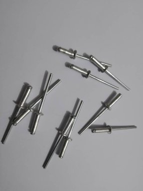 Beyaz arka plandaki perçinler izole