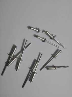 Beyaz arka plandaki perçinler izole