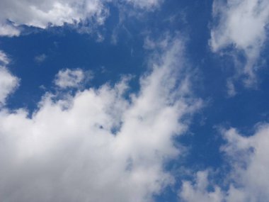 Bulutlu mavi gökyüzü