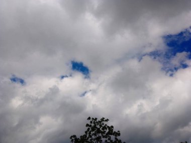 mooie wolken op blauwe hemel