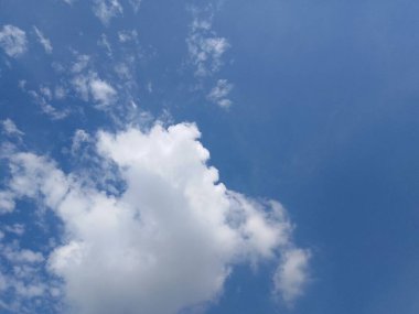 Gökyüzündeki beyaz bulutlar