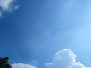 Bulutlu mavi gökyüzü