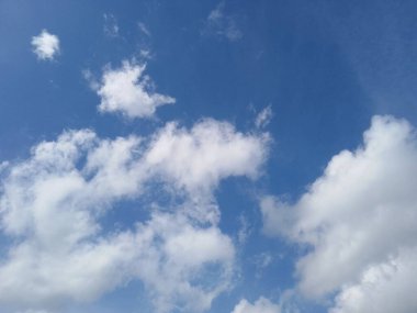 Mavi gökyüzünde beyaz bulut