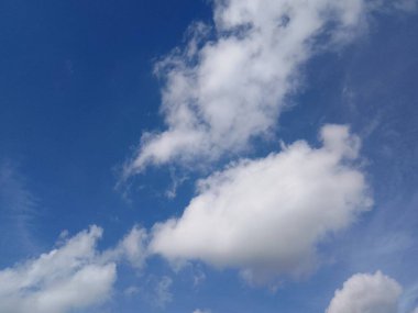 Mavi gökyüzünde beyaz bulut