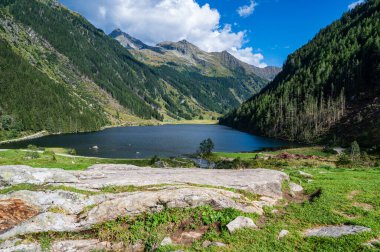 Schladming dağlarındaki güzel Riesachsee Gölü