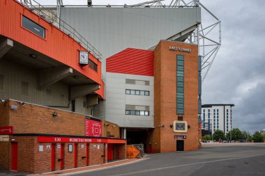 Manchester Trafford UK 29 Haziran 2024. Bulutlu bir günde, bir stadyumun doğu tarafındaki bilet gişelerinin ve altyapının dış görünüşü..