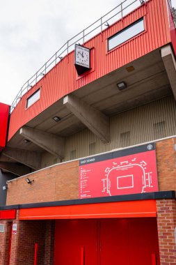 Manchester Trafford UK 29 Haziran 2024. Parlak kırmızı aksanlı bir stadyum girişinin dış görünüşü ve ayrıntılı bir harita sergilenmiş..