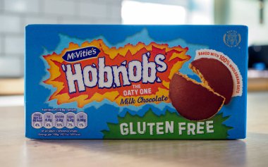 Manchester, İngiltere, Eylül, 16, 2024: Bir paket Mcvities sütlü çikolata Hobnobs glütensiz buğdaysız diyet