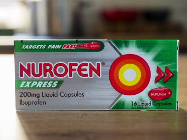 Manchester, İngiltere, Eylül, 18, 2024: Nurofen marka iboprofen ağrı kesici sıvı kapsüller kutusu.