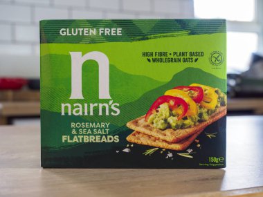 Manchester, İngiltere, Eylül, 18, 2024: Aperatif olarak bir kutu çiğ ekmek..