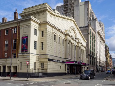 Manchester, İngiltere. 28 Eylül 2024, Opera Binası. Canlı bir şehir caddesindeki tarihi tiyatro binasında klasik mimari sergileniyor..