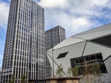 Manchester, İngiltere. 28 Eylül 2024: Aviva stüdyoları, modern gökdelenler ve bulutlu bir gökyüzüne karşı geometrik mimari.