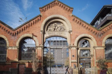 Açık mavi gökyüzünün altında tarihi kırmızı tuğla balık pazarı binası. Manchester şehir merkezi İngiltere.