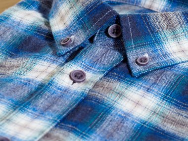 Mavi ve beyaz ekose gömlek, deseni vurguluyor..