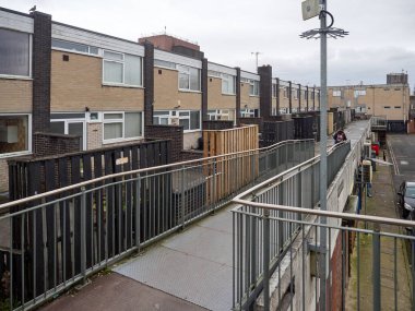 Swinton, Manchester, İngiltere, 31-12-2024: Swinton karakolları. Bulutlu bir günde sokak evleri ve yüksek yürüyüş yolları olan bir mahalle..