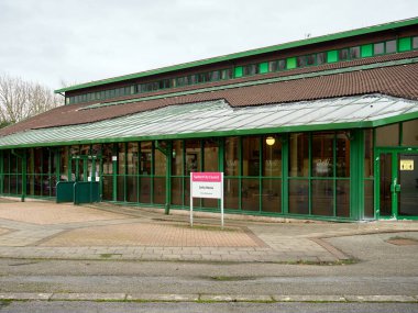 Swinton, Manchester, İngiltere, 31-12-2024: Yeşil aksanlı ve hoş geldin atmosferli modern şehir Salford belediye binası.