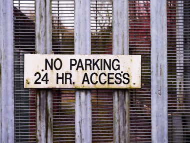 Metal güvenlik çitlerinde yıpranmış 