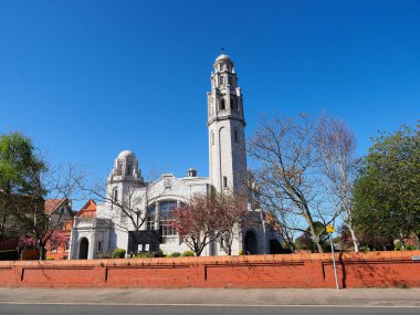 Lancashire 'dan Lytham St Annes. Parlak mavi gökyüzünün altındaki görkemli beyaz taş kilise.