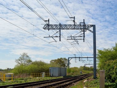 Tren yolunun üstündeki elektrik hattı mavi gökyüzü..