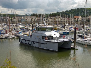 Conwy, Wales, İngiltere, 19 Temmuz 2025: Conwy limanındaki teknelerin arasında demirlemiş modern bir balıkçılık devriye gemisi.
