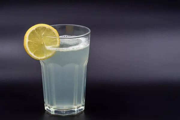 レモンと冷たい飲み物のグラス — ストック写真