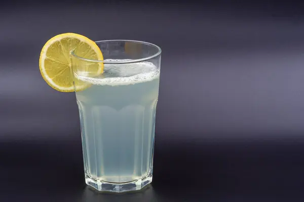 Citronsaft Ett Glas Med Citron — Stockfoto