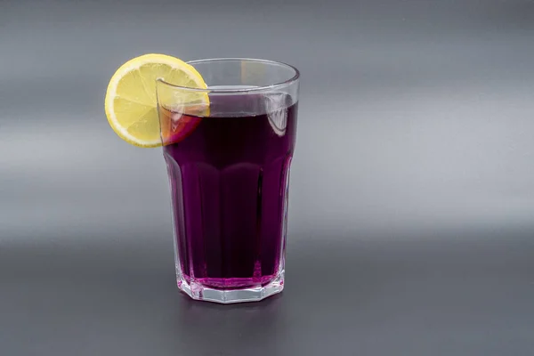 Ett Glas Kall Juice Med Citron Och Högkvalitativt Foto — Stockfoto