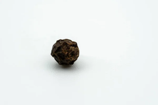 Eine Schwarze Kohle Auf Weißem Hintergrund — Stockfoto
