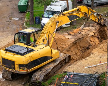 Sarı kazıcılı bir inşaat alanı.