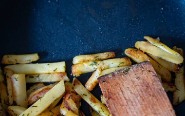 Siyah tabakta kızarmış patates. Kızarmış patates. en üstteki görünüm.