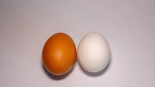 Weiße Hühner Und Eier Auf Einem Weißen Teller — Stockfoto