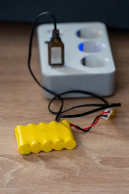 Üzerinde yazı olan sarı elektrik prizi.