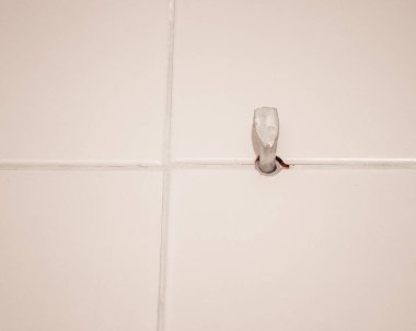 Banyoda yerde beyaz plastik mandallar..