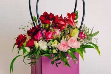 Beyaz arka planda güzel bir buket çiçek.