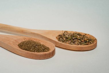 Kurutulmuş maydanoz ve tahta kaşık.