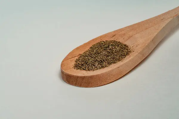 Yeşil kenevir yapraklı tahta bir kaşık.